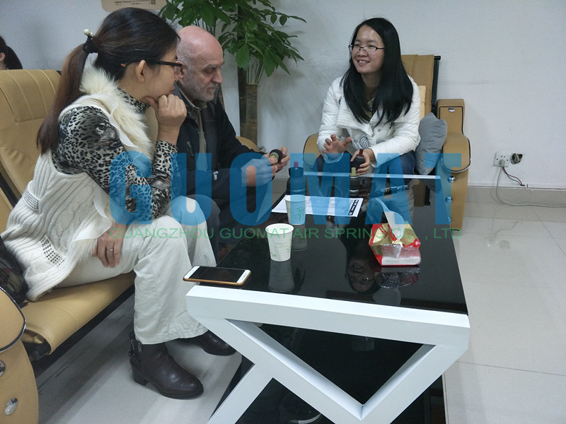 <strong> 意大利客戶Ivo親自到訪，商議定制空氣彈簧(圖文)</strong>